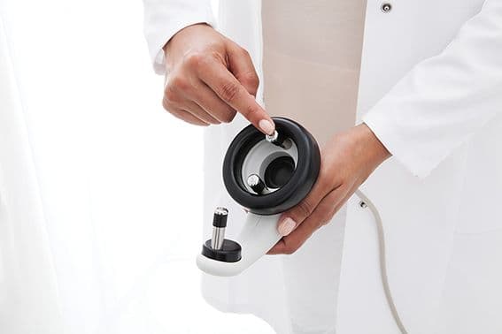 Audioloist demonstrates the MB11 BeraPhone Electrodes.